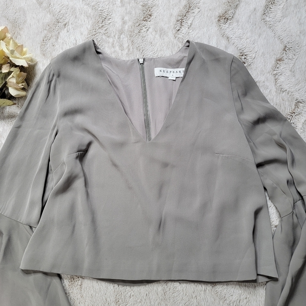Keepsake The Label Gray Bell Sleeve V Neck Cropped Top Size S - Picture 2 of 9
